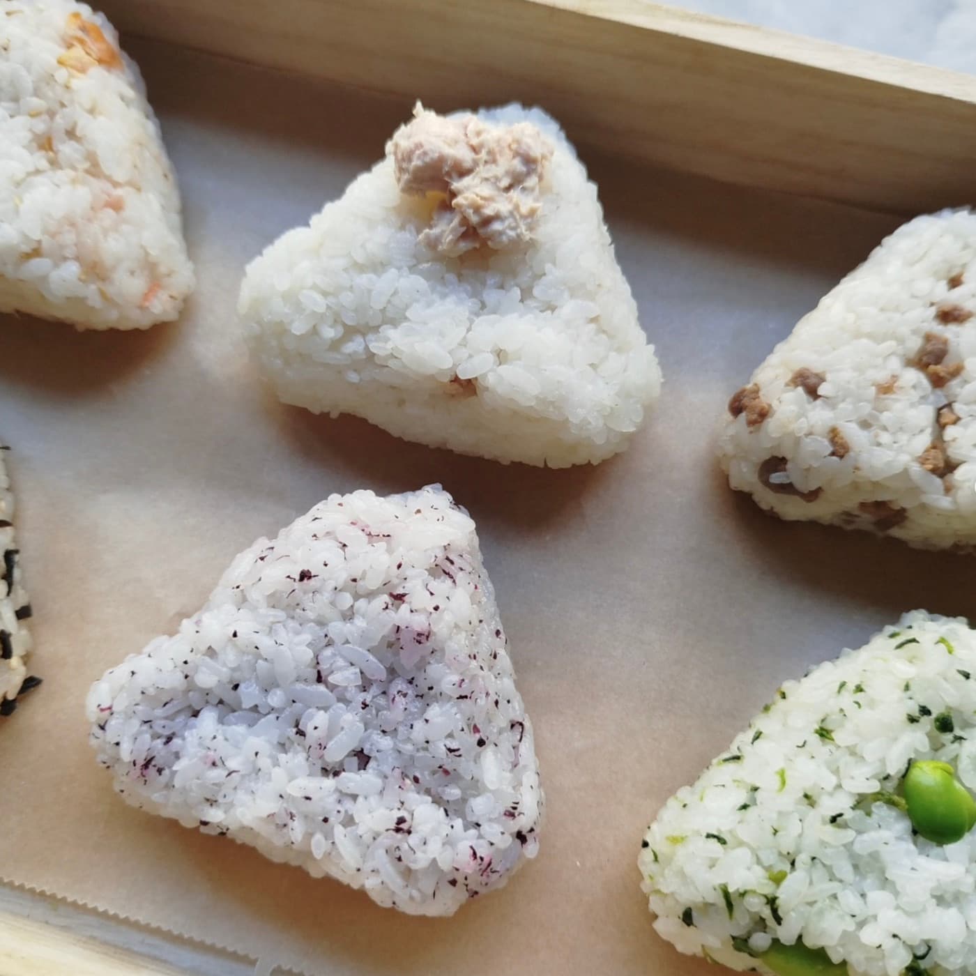Onigiri su vassoio di legno