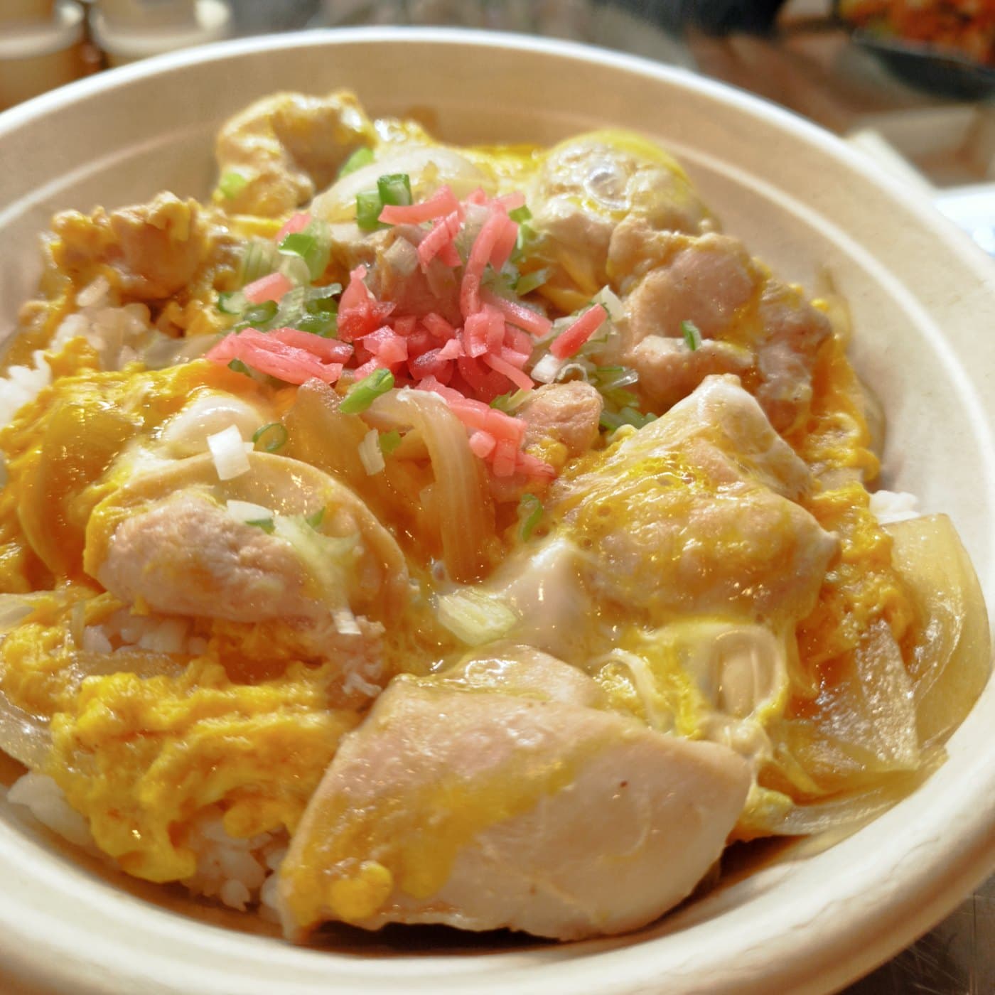 Oyakodon con pollo, uovo e zenzero rosso